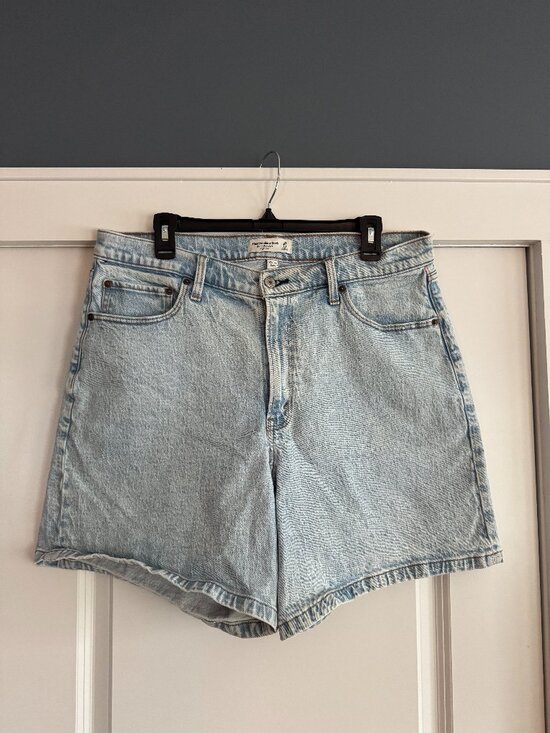 Abercrombie & Fitch Pants - Abercrombie & Fitch The 7" Dad Short High Rise Curve Love Light Wash Size 33